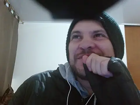 Snapshot of camiloking1720 chatting on 11/24/25, 07:19 camiloking1720 online show from 11/24/25, 07:19