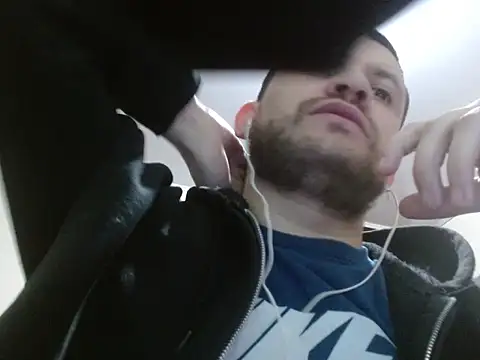 Snapshot of camiloking1720 chatting on 12/14/25, 06:41 camiloking1720 online show from 12/14/25, 06:41