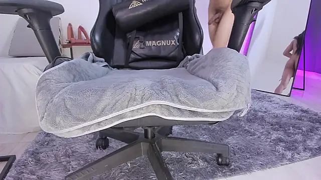 Snapshot of selena_robertss_ chatting on 02/28/26, 01:17 selena robertss online show from 02/28/26, 01:17