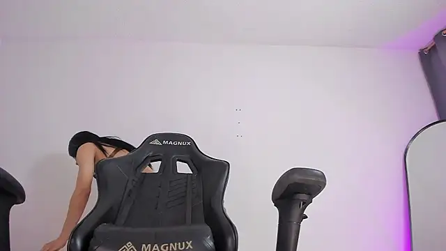 Snapshot of selena_robertss_ chatting on 03/13/26, 01:01 selena robertss online show from 03/13/26, 01:01