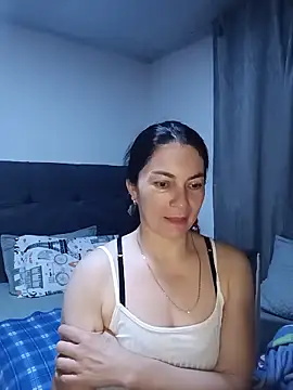 Snapshot of renata_hot1 chatting on 06/11/26, 02:44 renata hot1 online show from 06/11/26, 02:44