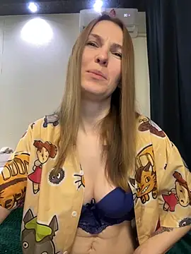 Snapshot of RachelBelI chatting on 10/12/25, 11:37 RachelBelI online show from 10/12/25, 11:37