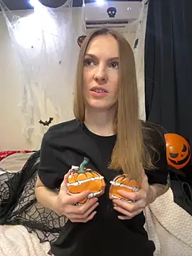Snapshot of RachelBelI chatting on 10/19/25, 11:38 RachelBelI online show from 10/19/25, 11:38