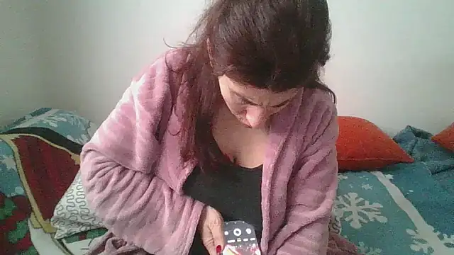 Snapshot of hairygirl80 chatting on 12/19/25, 09:49 hairygirl80 online show from 12/19/25, 09:49