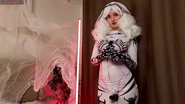 sarahUwU online show from 03/18/25, 12:16