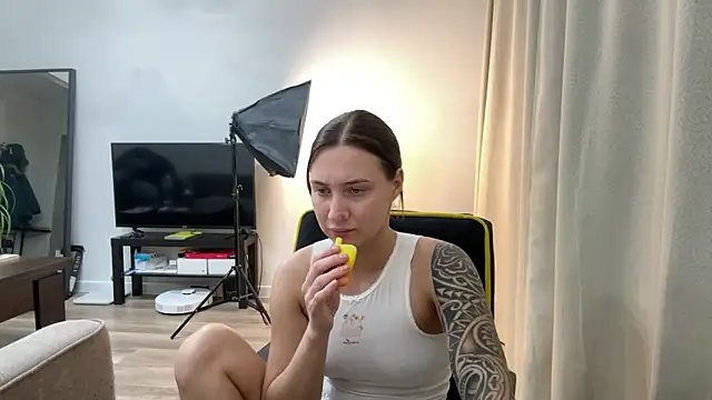 Snapshot of AnneBall chatting on 12/03/24, 01:54 AnneBall online show from 12/03/24, 01:54