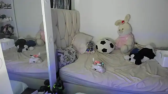 Snapshot of KittyKlum chatting on 05/26/26, 04:47 KittyKlum online show from 05/26/26, 04:47