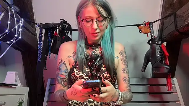 Snapshot of coyemoo chatting on 11/08/25, 09:31 coyemoo online show from 11/08/25, 09:31