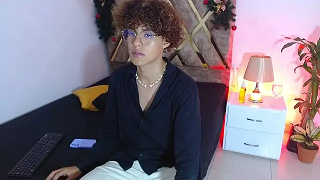 Snapshot of nickolas_moon chatting on 12/18/24, 12:51 nickolas moon online show from 12/18/24, 12:51