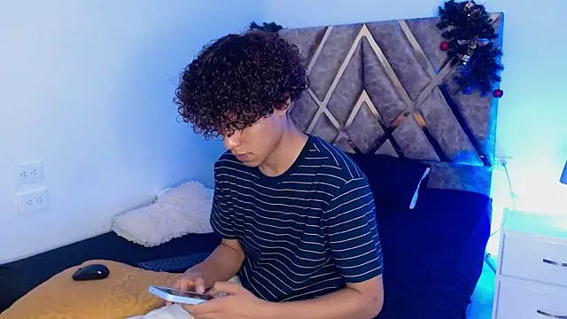 Snapshot of nickolas_moon chatting on 12/25/24, 04:12 nickolas moon online show from 12/25/24, 04:12