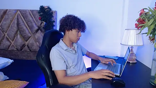 Snapshot of nickolas_moon chatting on 12/30/24, 08:36 nickolas moon online show from 12/30/24, 08:36