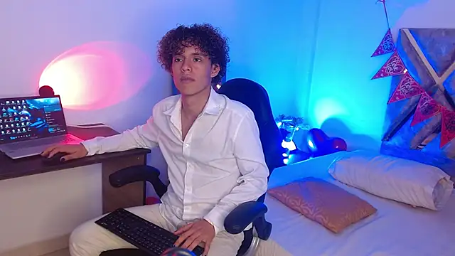 Snapshot of nickolas_moon chatting on 02/18/25, 05:53 nickolas moon online show from 02/18/25, 05:53