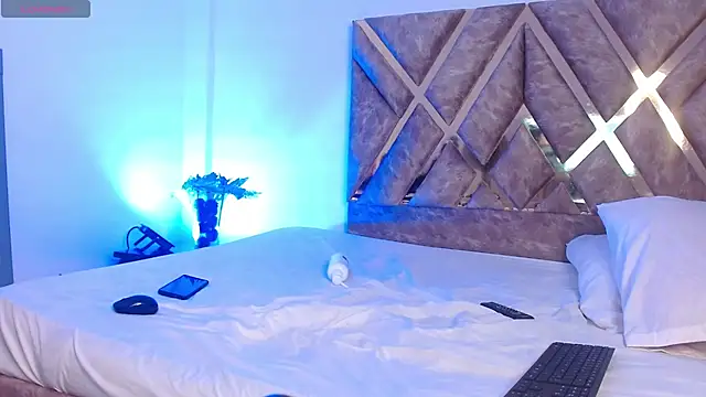 Snapshot of nickolas_moon chatting on 03/01/25, 10:53 nickolas moon online show from 03/01/25, 10:53