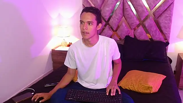 Snapshot of nickolas_moon chatting on 09/11/25, 03:01 nickolas moon online show from 09/11/25, 03:01