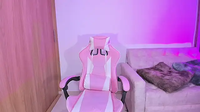 Snapshot of annika_taylor chatting on 02/22/25, 12:05 annika taylor online show from 02/22/25, 12:05