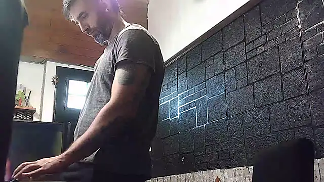 Snapshot of ozzypsico13 chatting on 12/08/24, 07:22 ozzypsico13 online show from 12/08/24, 07:22