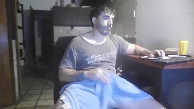 Snapshot of ozzypsico13 chatting on 09/25/25, 03:43 ozzypsico13 online show from 09/25/25, 03:43