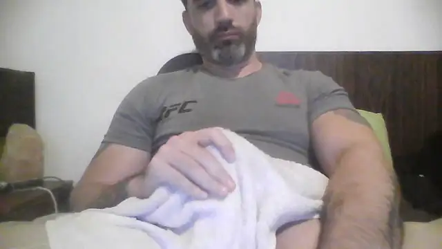 Snapshot of ozzypsico13 chatting on 10/01/25, 01:44 ozzypsico13 online show from 10/01/25, 01:44