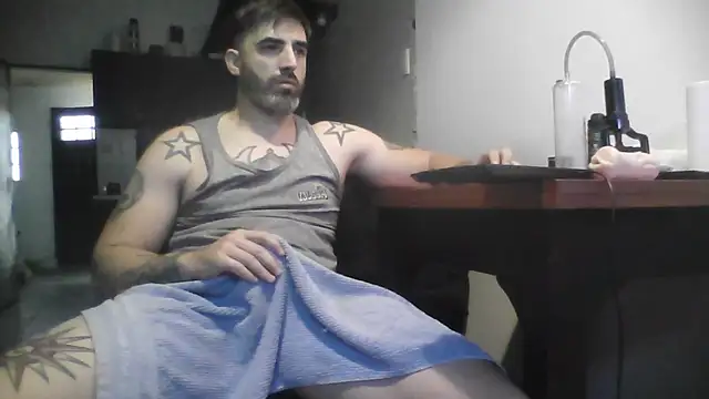 Snapshot of ozzypsico13 chatting on 10/26/25, 06:58 ozzypsico13 online show from 10/26/25, 06:58