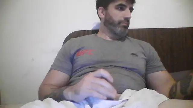 Snapshot of ozzypsico13 chatting on 05/20/26, 03:02 ozzypsico13 online show from 05/20/26, 03:02