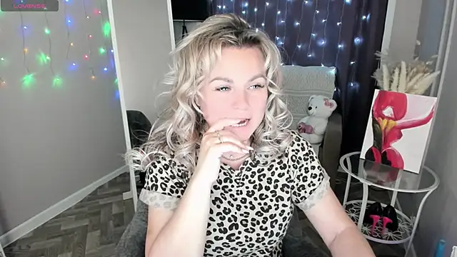 Snapshot of candy_queeen chatting on 05/10/26, 10:15 candy queeen online show from 05/10/26, 10:15
