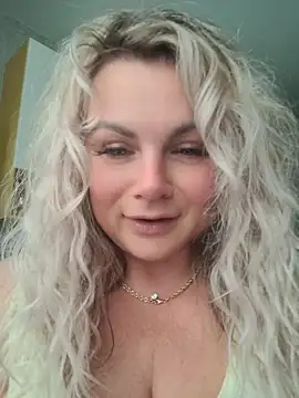 Snapshot of candy_queeen chatting on 05/30/26, 11:07 candy queeen online show from 05/30/26, 11:07