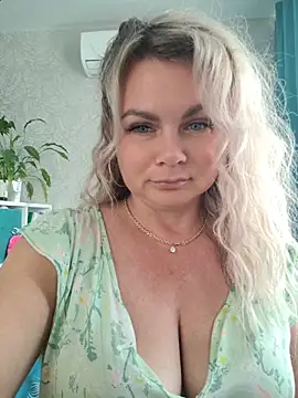 Snapshot of candy_queeen chatting on 06/22/26, 04:42 candy queeen online show from 06/22/26, 04:42