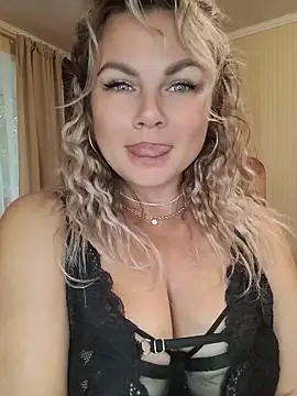 Snapshot of candy_queeen chatting on 07/02/26, 04:40 candy queeen online show from 07/02/26, 04:40