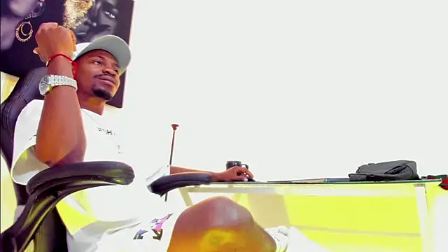 Snapshot of Thomas_shelbys chatting on 02/23/25, 03:24 Thomas shelbys online show from 02/23/25, 03:24