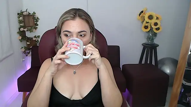 Snapshot of Ghada_milf chatting on 05/17/26, 09:44 Ghada milf online show from 05/17/26, 09:44
