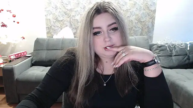 TiffaniYW online show from 12/29/24, 08:26