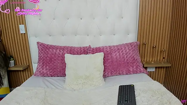 Snapshot of MartinaWestt chatting on 07/04/26, 01:12 MartinaWestt online show from 07/04/26, 01:12