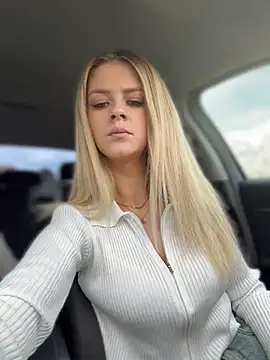 Snapshot of Love_Bri chatting on 07/23/26, 10:02 Love Bri online show from 07/23/26, 10:02