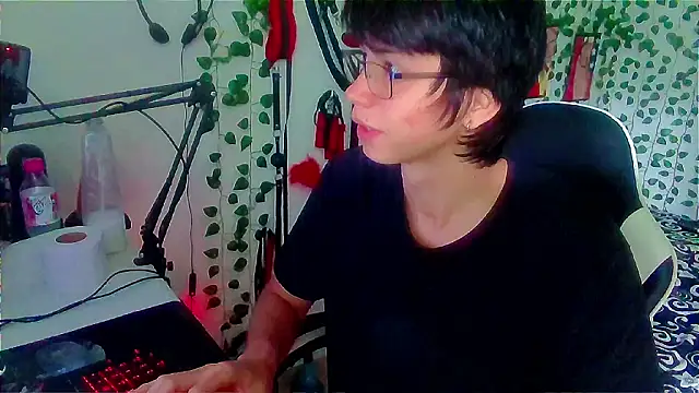 Snapshot of Andy_gray chatting on 02/24/26, 04:05 Andy gray online show from 02/24/26, 04:05