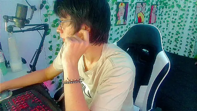 Snapshot of Andy_gray chatting on 03/04/26, 11:27 Andy gray online show from 03/04/26, 11:27