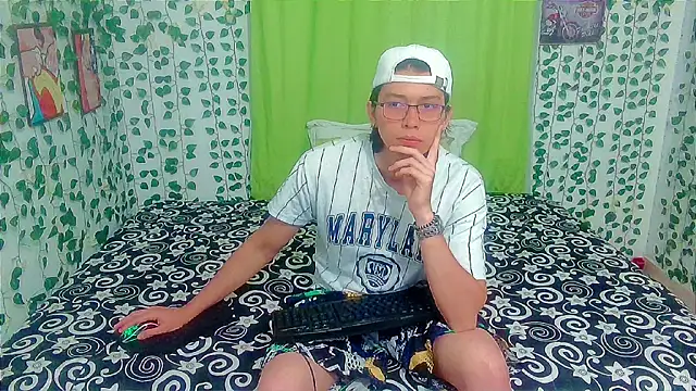 Snapshot of Andy_gray chatting on 05/20/26, 02:23 Andy gray online show from 05/20/26, 02:23