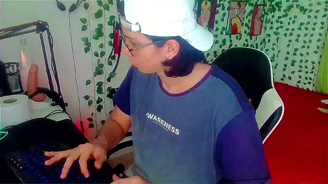 Snapshot of Andy_gray chatting on 06/12/26, 04:06 Andy gray online show from 06/12/26, 04:06