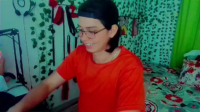 Snapshot of Andy_gray chatting on 06/24/26, 05:34 Andy gray online show from 06/24/26, 05:34