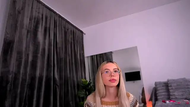 KylieJoyce online show from 10/15/25, 08:09