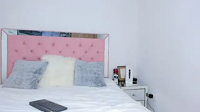 Snapshot of _violetadulce chatting on 02/22/25, 01:44  violetadulce online show from 02/22/25, 01:44