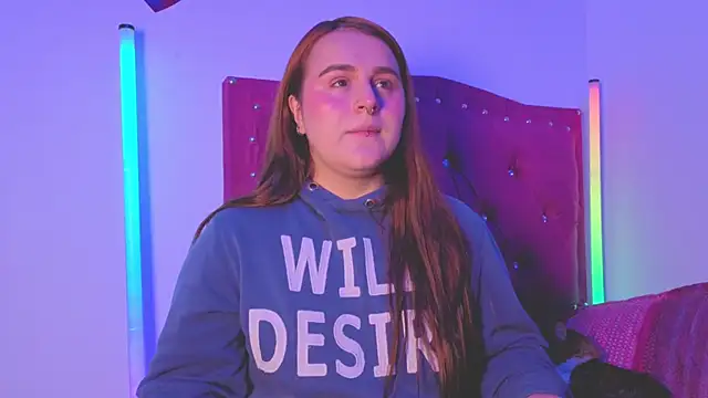 Snapshot of evy_orange1 chatting on 10/18/25, 01:08 evy orange1 online show from 10/18/25, 01:08