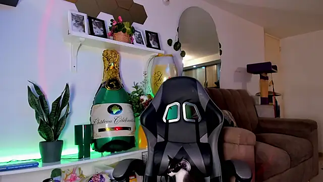 evy orange1 online show from 03/18/26, 12:58