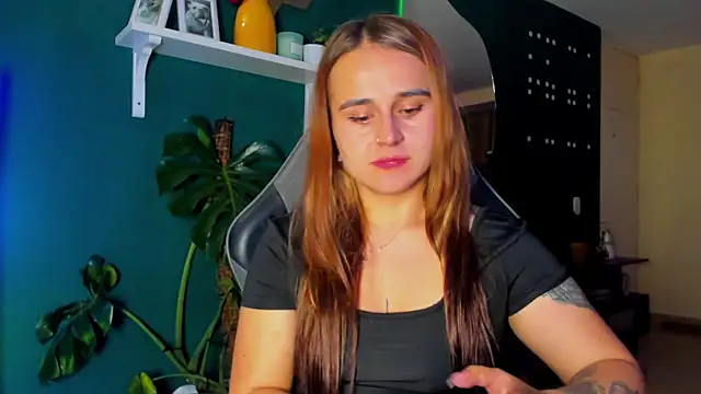 Snapshot of evy_orange1 chatting on 06/16/26, 01:30 evy orange1 online show from 06/16/26, 01:30