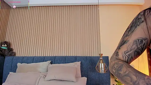 kathecute   online show from 12/05/25, 01:36