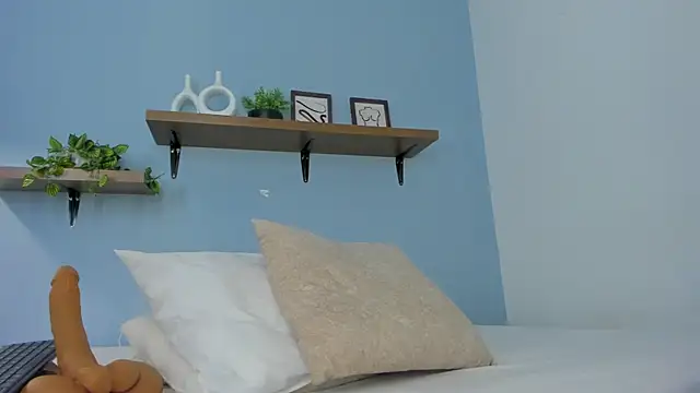 annawelk  online show from 09/16/25, 12:28