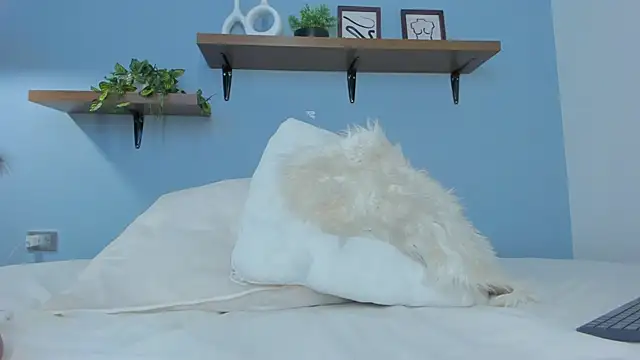 annawelk  online show from 10/17/25, 12:41