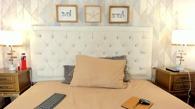 SamanthaFerrer   online show from 12/20/25, 12:12