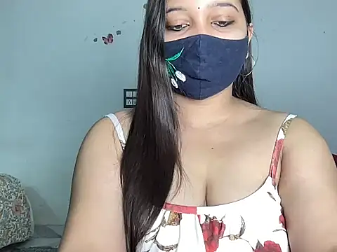 Snapshot of Varnika_aarora chatting on 10/19/25, 04:13 Varnika aarora online show from 10/19/25, 04:13