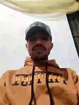 Snapshot of MDROBEL007 chatting on 01/03/25, 01:14 MDROBEL007 online show from 01/03/25, 01:14