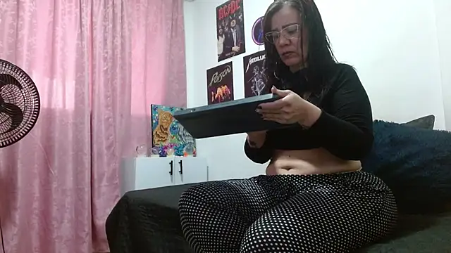 Snapshot of scarlett__morgan chatting on 10/27/25, 01:15 scarlett  morgan online show from 10/27/25, 01:15